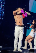 韩国歌手演唱会脱衬衫女粉丝疯狂扔内裤